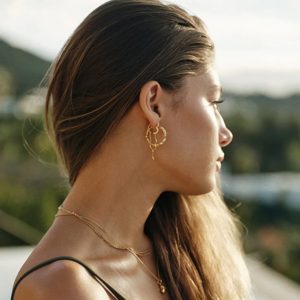 CAMILLE BRINCH LARGE SHINY SPARKLY HOOPS ØRERINGE I FORGYLDT SØLV - LSSPH-FG