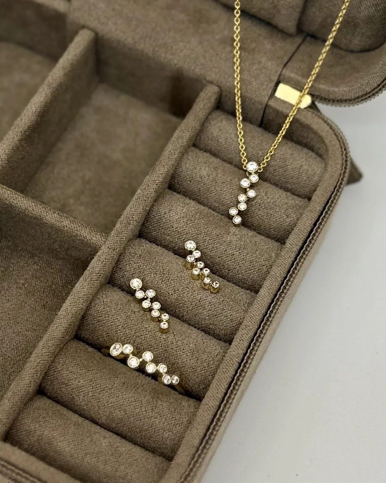 CHRISTOFFERSEN JEWELLERY ØRESTIKKER 8 KARAT GULD MED ZIRKONIA – 3071256-3