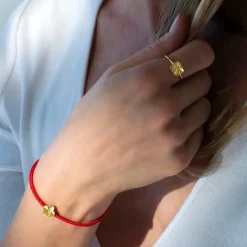 FLORA DANICA ARMBÅND RØDT SILKESNOR FORGYLDT FIRKLØVER - FLC-SILK-RED-18-G