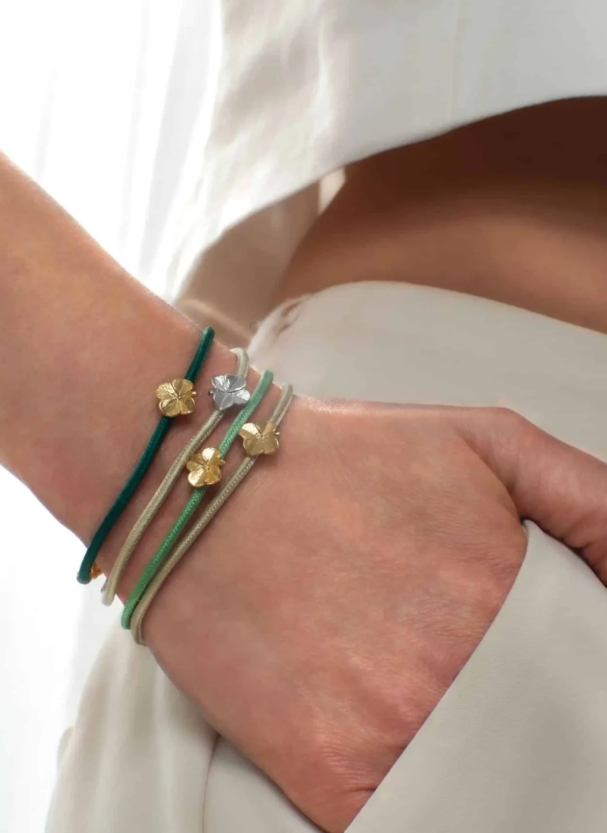 FLORA DANICA SILKE ARMBÅND CHAMPAGNE MED FIRKLØVER 16,5 CM - FLC-SILK-CHAMPAGNE-16-G