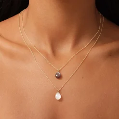 JULIE SANDLAU ELINA VEDHÆNG I 14 KARAT GULD MED CHOCOATEL MOONSTONE - YG14-PD420CHMN
