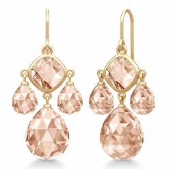 JULIE SANDLAU OLIVIA CHANDELIER ØRERINGE FORGYLDT SØLV MED PEACH MORGANIT - HKS777GDPEAMOCR