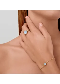 JULIE SANDLAU PRIMINI ARMBÅND FORGYLDT SØLV MED MILKY BLÅ KRYSTAL - BR258GDMLAQCR