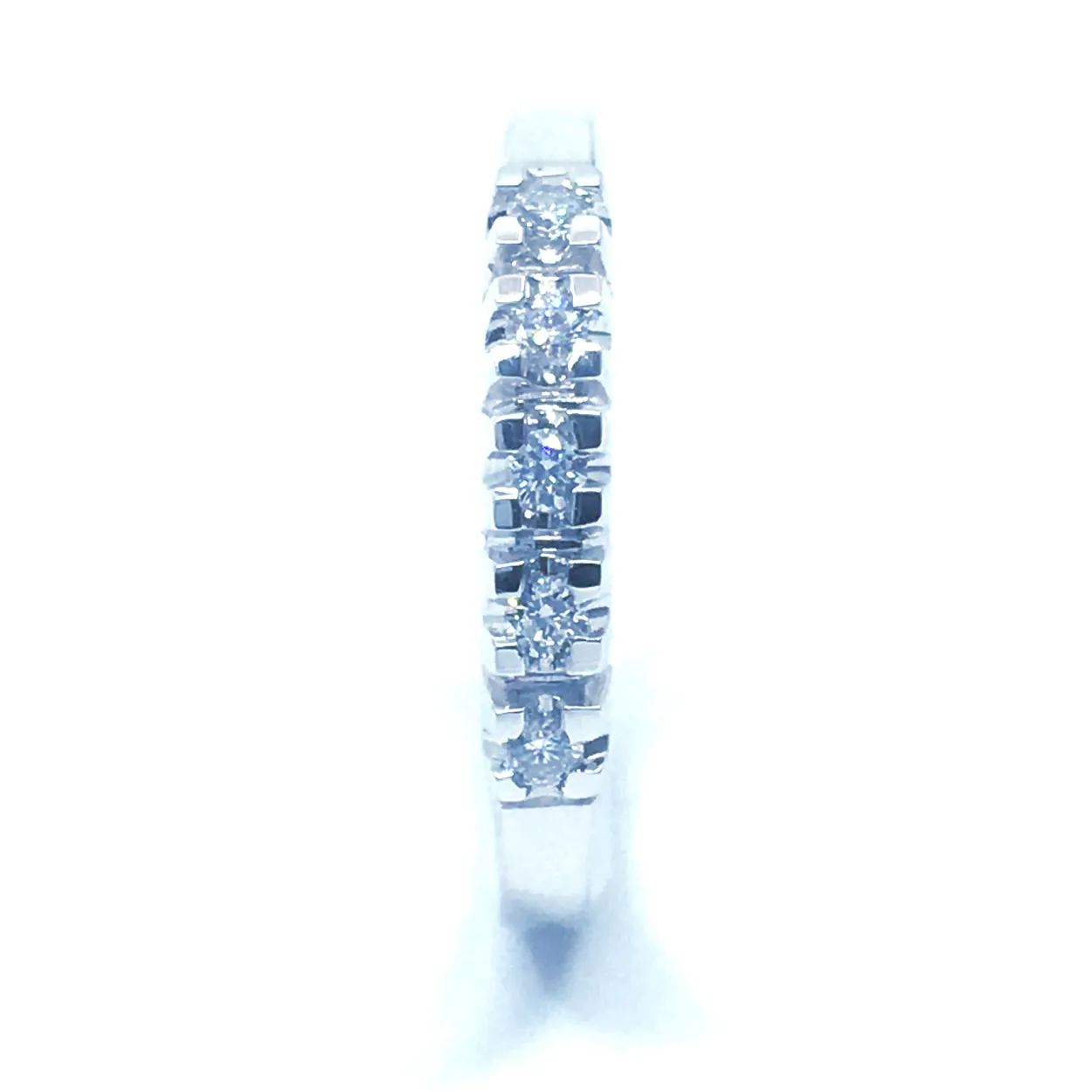 14 KT. ALLIANCE RING HVIDGULD MED BRILLANT 5X0,03 CT. W/SI