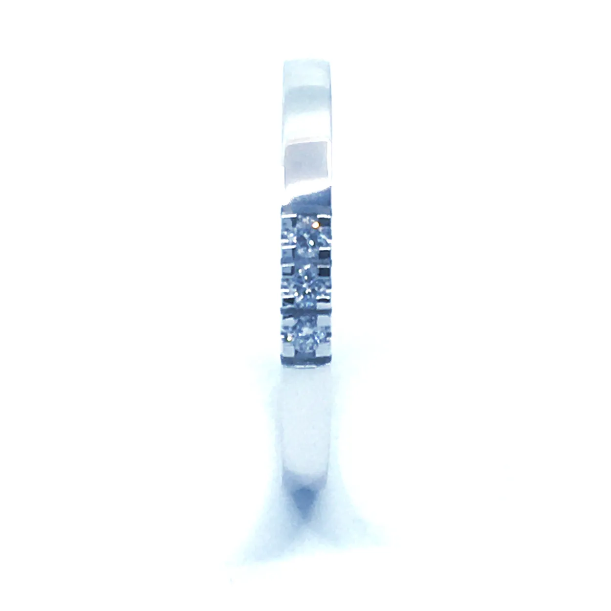 14 KT. ALLIANCE RING HVIDGULD MED BRILLANT 3X0,02 CT. W/SI