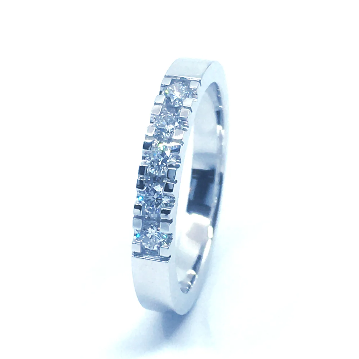 14 KT. ALLIANCE RING HVIDGULD MED BRILLANT 5X0,05 CT. W/SI