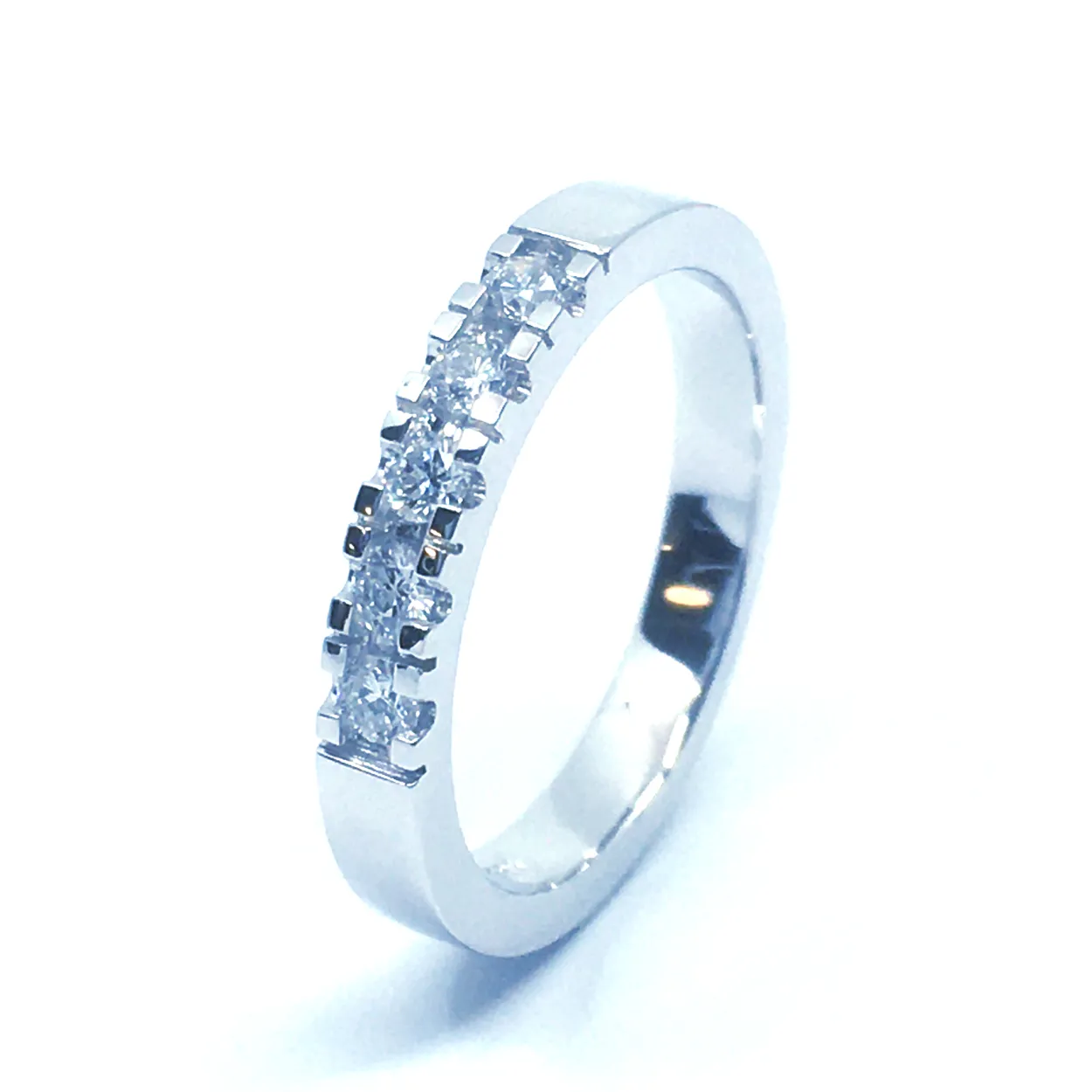 14 KT. ALLIANCE RING HVIDGULD MED BRILLANT 5X0,05 CT. W/SI