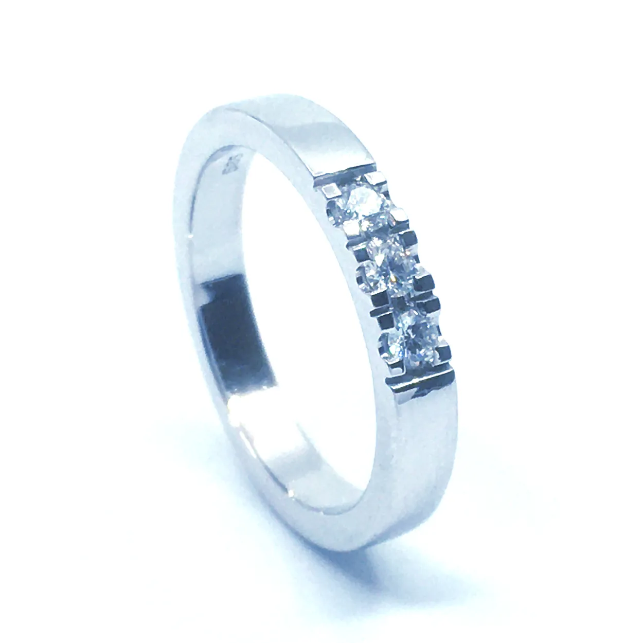 14 KT. ALLIANCE RING HVIDGULD MED BRILLANT 3X0,05 CT. W/SI