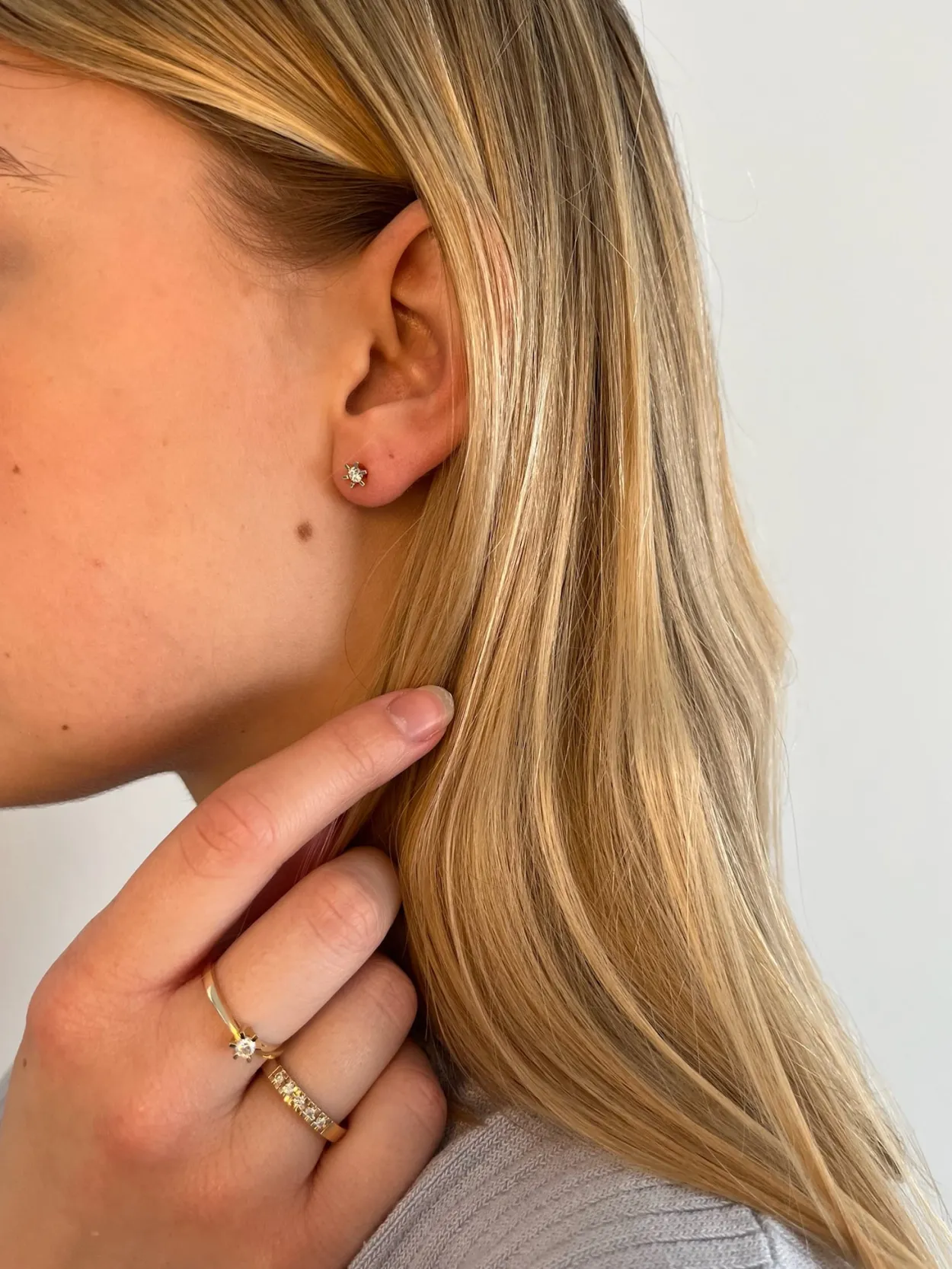 14 KT. GULD CARLA ØRESTIK MED BRILLANT 2×0,10 CT. W/SI
