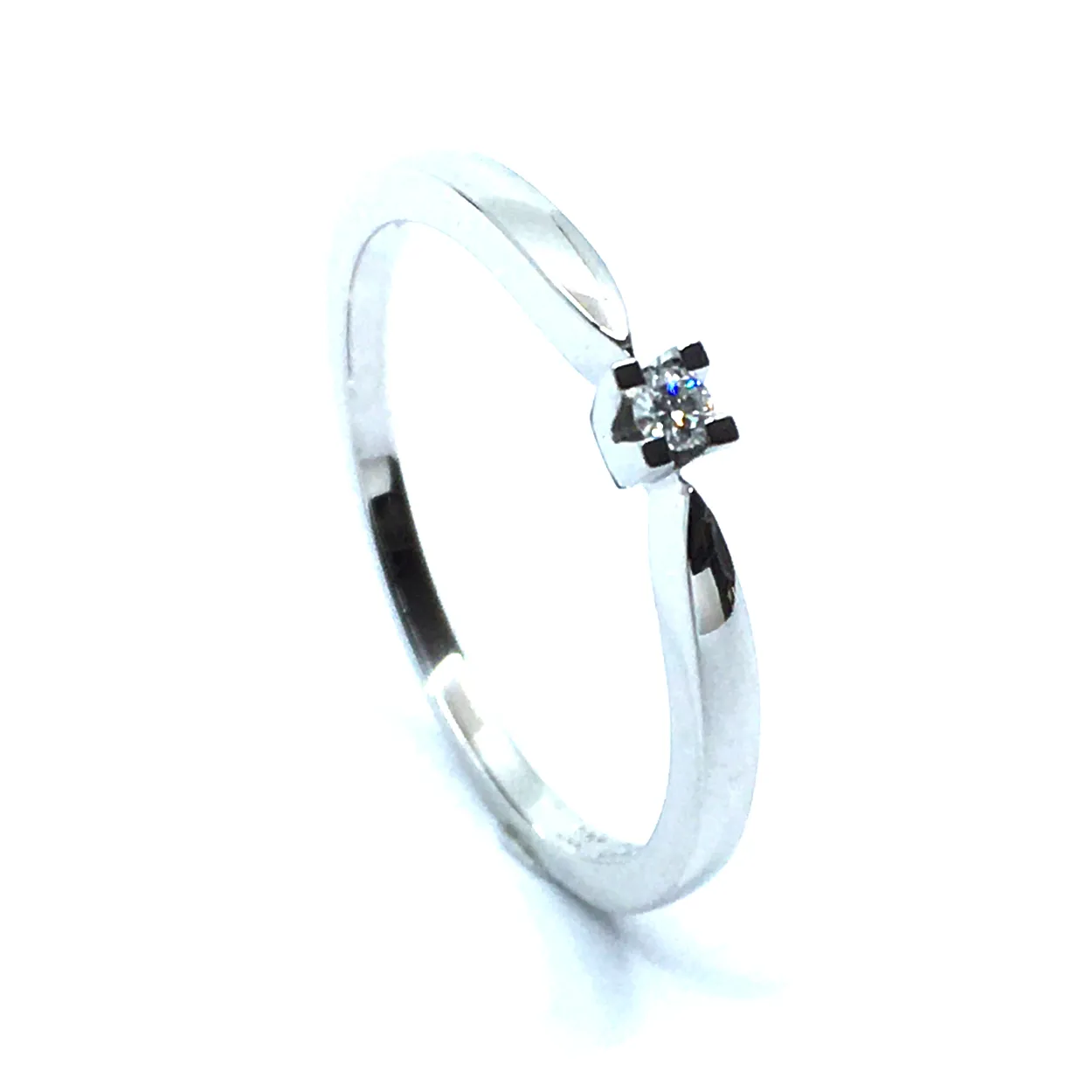 8 KT. HVIDGULD EVA RING MED BRILLANT 0,03 CT. W/SI