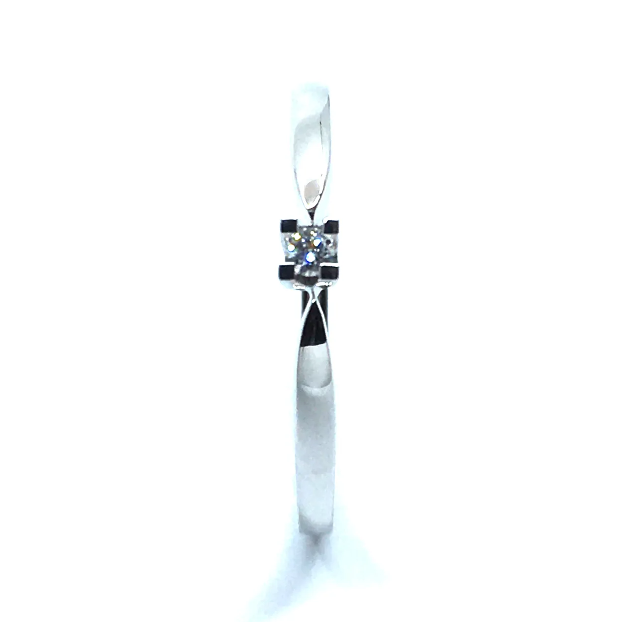 8 KT. HVIDGULD EVA RING MED BRILLANT 0,03 CT. W/SI