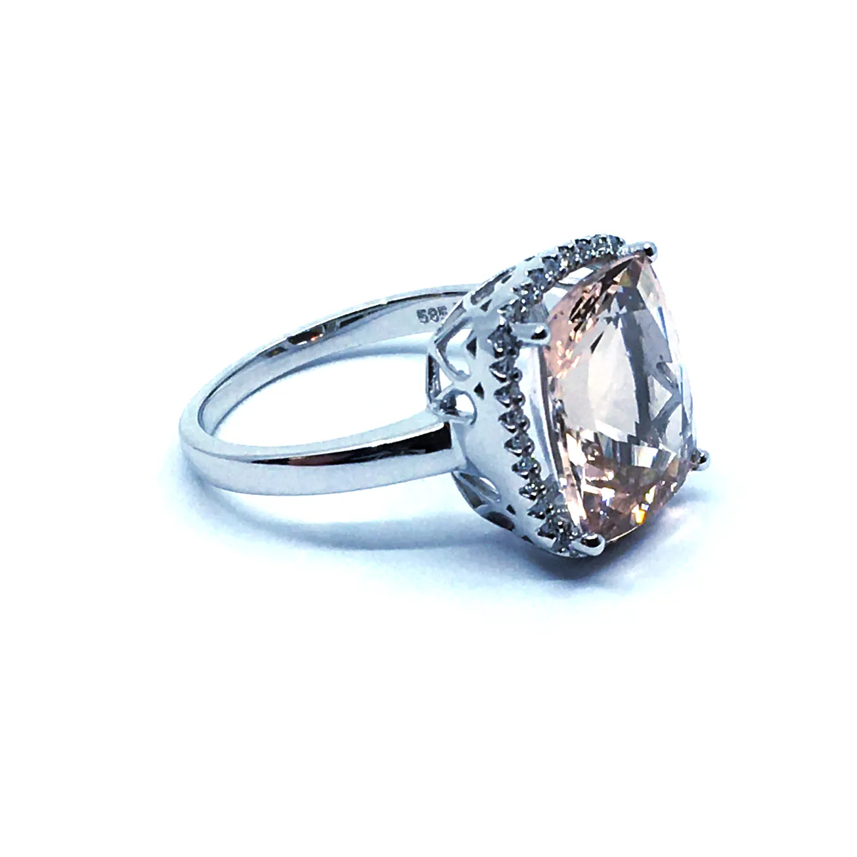 14 KT. HVIDGULD RING MED FIRKANTET PEACH MORGANITE + 0,132 CT. W/SI