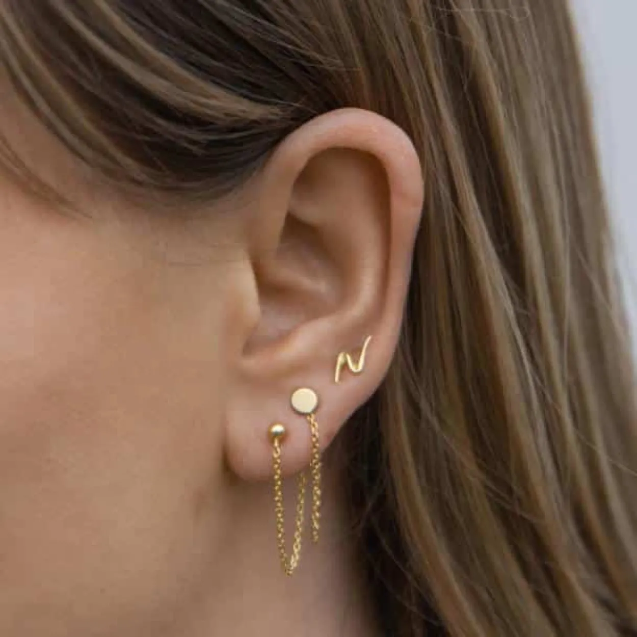 NORDAHL JEWELLERY SØLV FORGYLDT ØRESTIK MED KÆDE - 30257165900