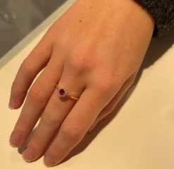SCROUPLES RING I 8 KARAT MED RØD OG KLARE ZIRKONIA - 713943
