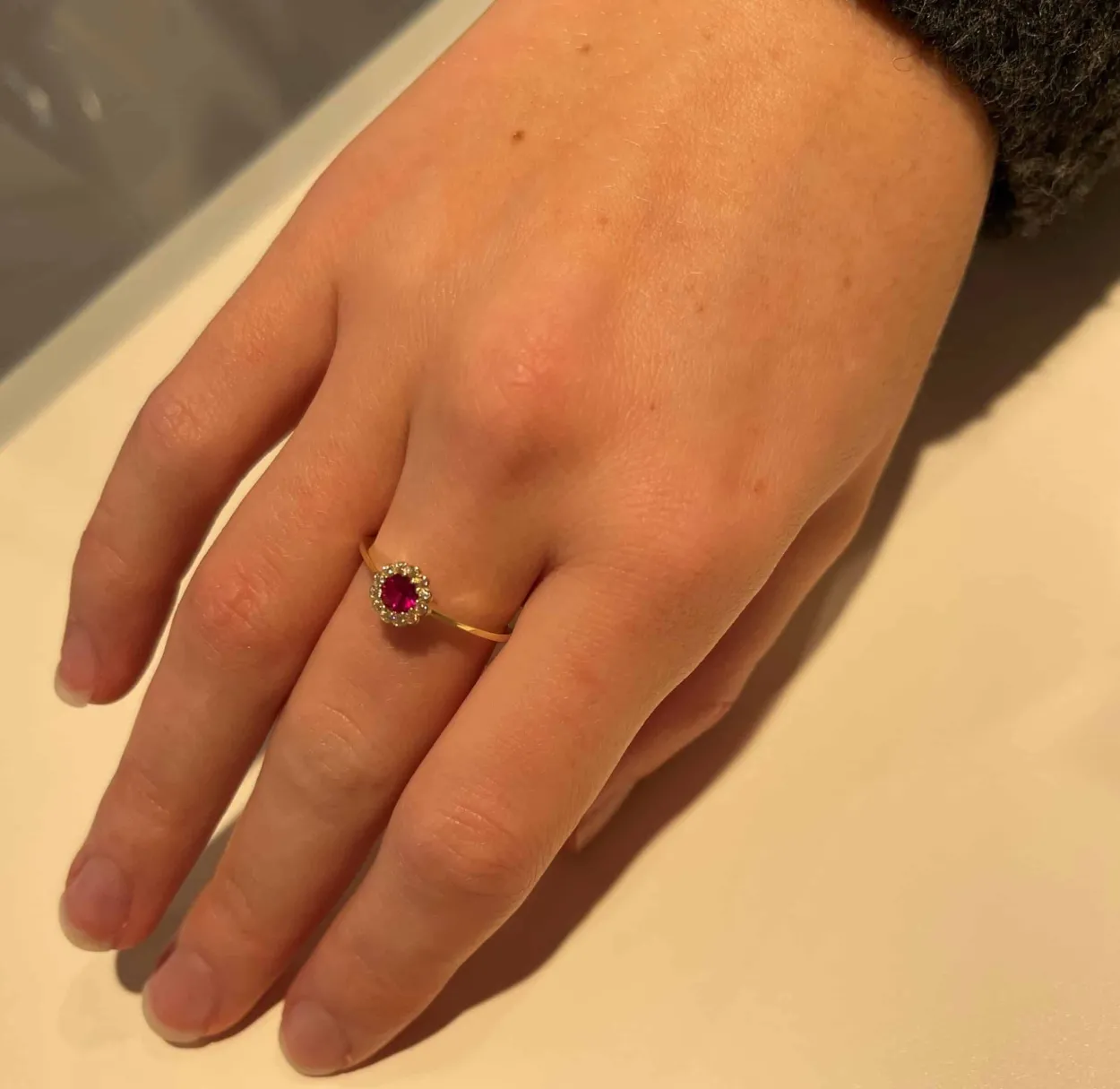 SCROUPLES RING I 8 KARAT MED RØD OG KLARE ZIRKONIA - 713943