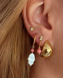 STINE A SWEET HAMSA ØRERING FORGYLDT SØLV MED CORAL OG PERLEMOR-VEDHÆNG - 1393-02-S