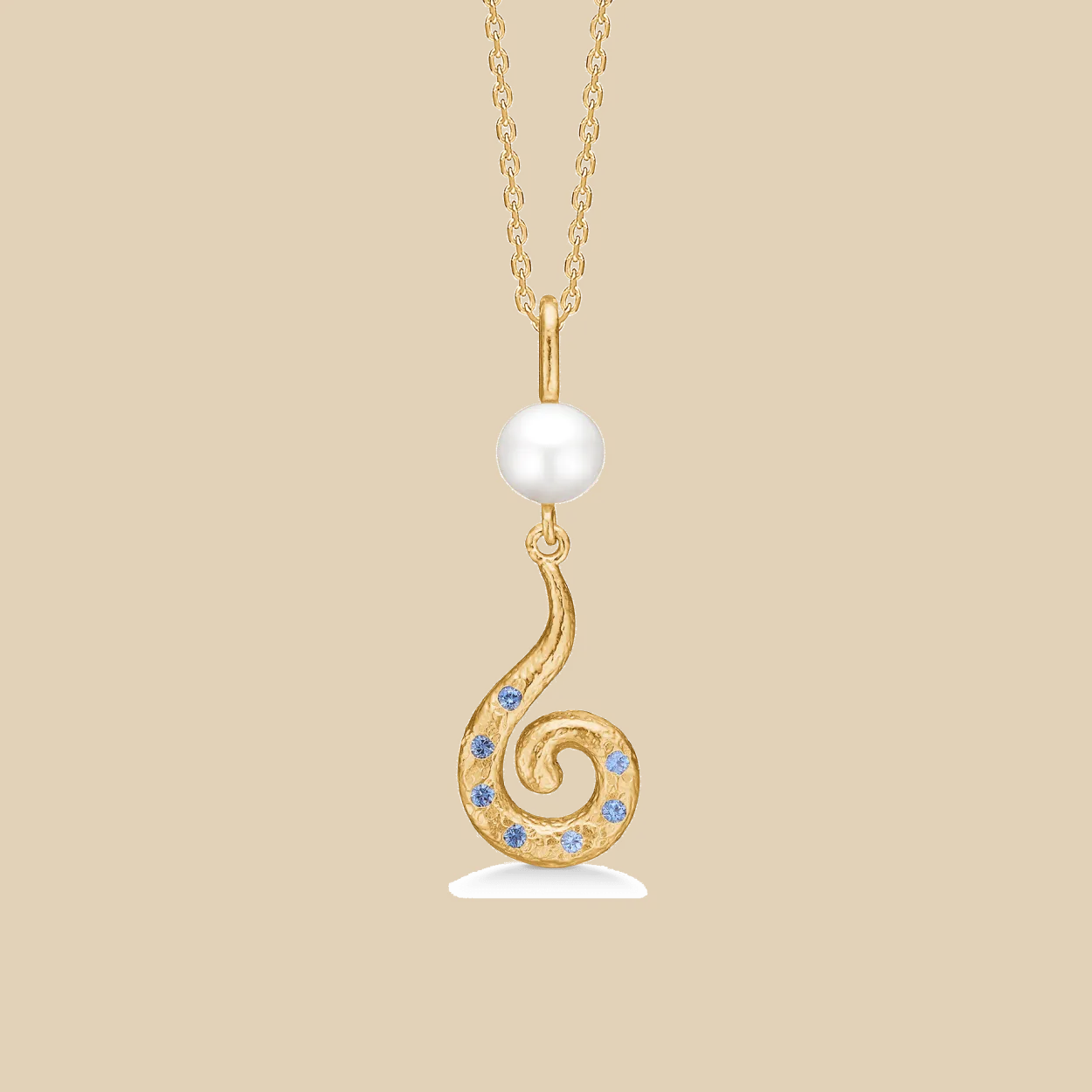 STUDIO Z CURIOSITY HALSKÆDE FORGYLDT SØLV MED HVID PERLE OG BLÅ STEN - 7227871