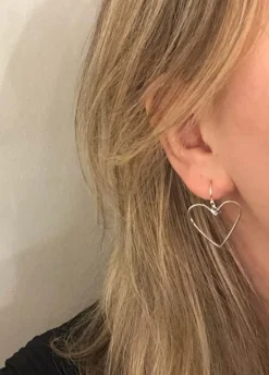 SUSANNE FRIIS BJØRNER I SØLV ØRERINGE MED HJERTE HAMRET 20MM - 5703-1-20